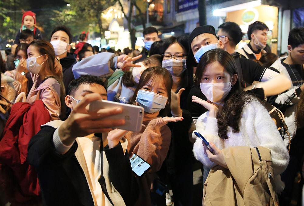 Một điều vô cùng quan trọng nữa là chúng ta hãy đeo khẩu trang đúng quy định để phòng chống dịch COVID-19, đồng thời đây cũng là cách để tránh các loại mùi cơ thể gây ra sự khó chịu.