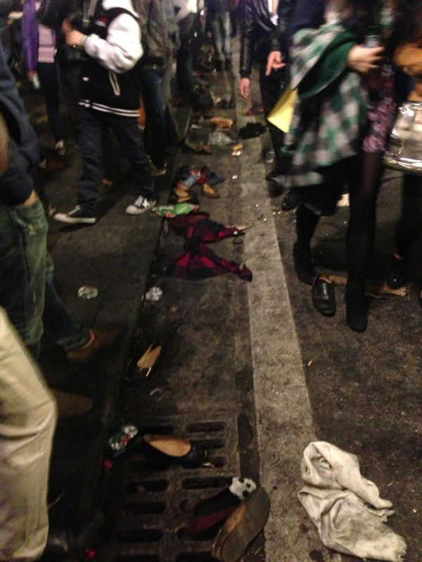 Một kinh nghiệm xương máu cho các bạn nữ khi đi countdown là không nên đi guốc cao chen chúc vào đám đông. Theo đó các bạn nên lựa chọn giày thể thao và nhét dây giày vào trong để tránh dẫm đạp lên nhau.