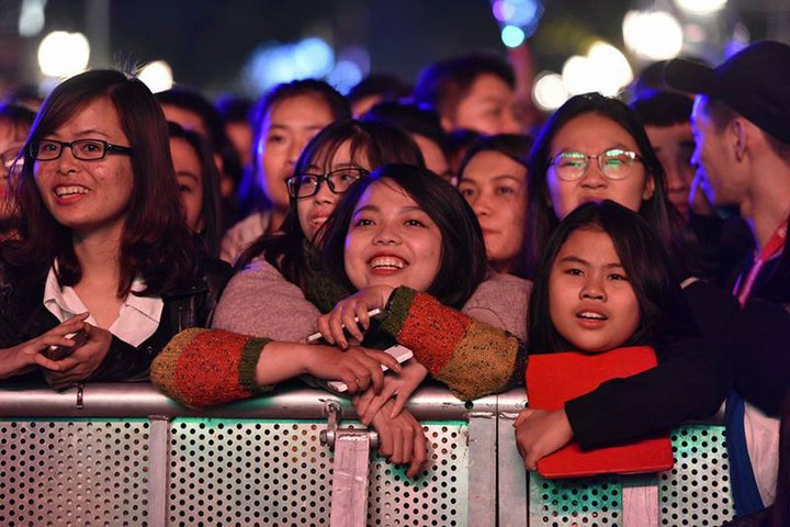 Con gái thì tốt nhất là mặc đồ kín đáo để tránh việc sàm sỡ có thể xảy ra.