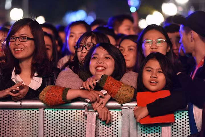 Con gái thì tốt nhất là mặc đồ kín đáo để tránh việc sàm sỡ có thể xảy ra.