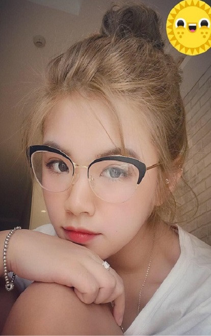 Trong các bức ảnh đăng tải trên trang cá nhân của mình, bạn gái PewPew không trang điểm cầu kì, váy vóc lộng lẫy nhưng vẫn toát lên được vẻ xinh đẹp, trẻ trung. Ảnh: Tổng hợp Internet