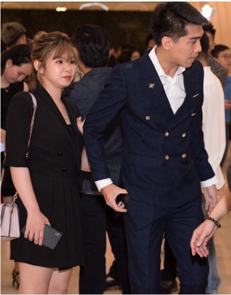 Có vẻ như chàng streamer nổi tiếng này đã ngỏ lời thành công với người yêu bằng chiếc nhẫn kim cương và một đám cưới sẽ diễn ra trong tương lai gần.