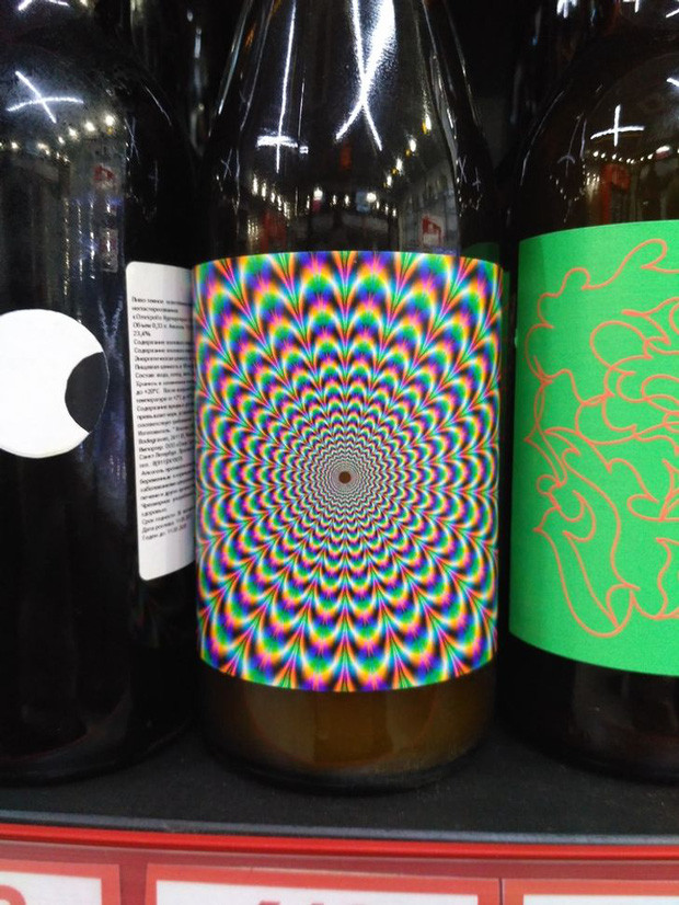 Chai rượu với thiết kế ảo diệu khiến người mua nhìn thôi đã thấy chóng cả mặt.