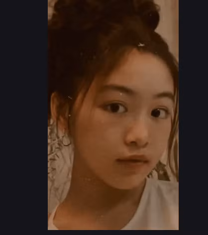 Cô bạn chỉ diện một chiếc váy trắng đơn giản, búi cao mái tóc nhưng khí chất của cô lại khiến đối phương ''mê mệt'' với thần thái ngút trời.