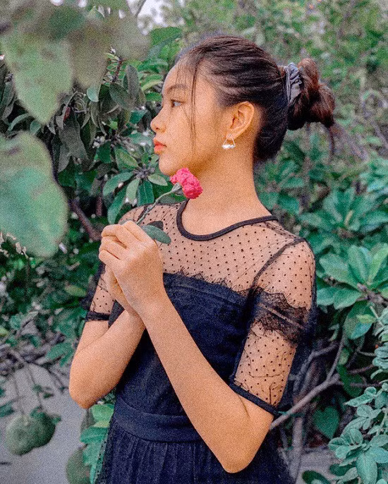 "Tiểu Trương Bá Chi", "công chúa", "hoa hậu tương lai"... là những cụm từ người ta hay dùng để miêu tả về Lọ Lem. Ảnh: Facebook, Instagram nhân vật