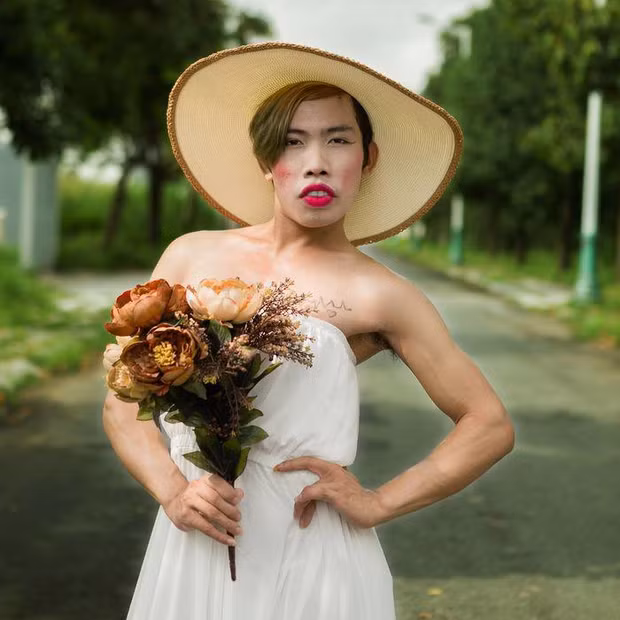 Năm 2016, "Công chúa Thủy Tề" Tùng Sơn nổi lên như một hiện tượng khắp chốn MXH nhờ ngoại hình... xấu lạ cùng loạt phát ngôn gây shock cũng như những màn nhảy nhót lố lăng.