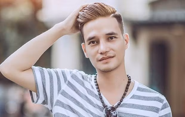 Vừa qua, Lệ Rơi công khai phẫu thuật thẩm mỹ, vì việc kinh doanh không thuận lợi, hiện tượng mạng này đã phải trở về quê nhà Hải Dương và quay lại với cuộc sống bình dị trước đây.