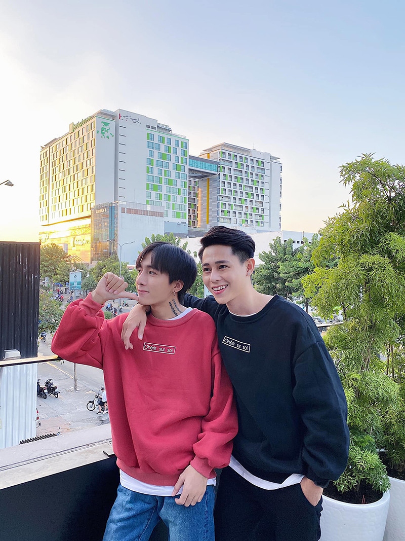 Ấn tượng của Hùng Anh lần đầu gặp là Hồng Sơn quá "hot" trên Facebook. Kể từ đó anh đã chủ động nhắn tin làm quen.