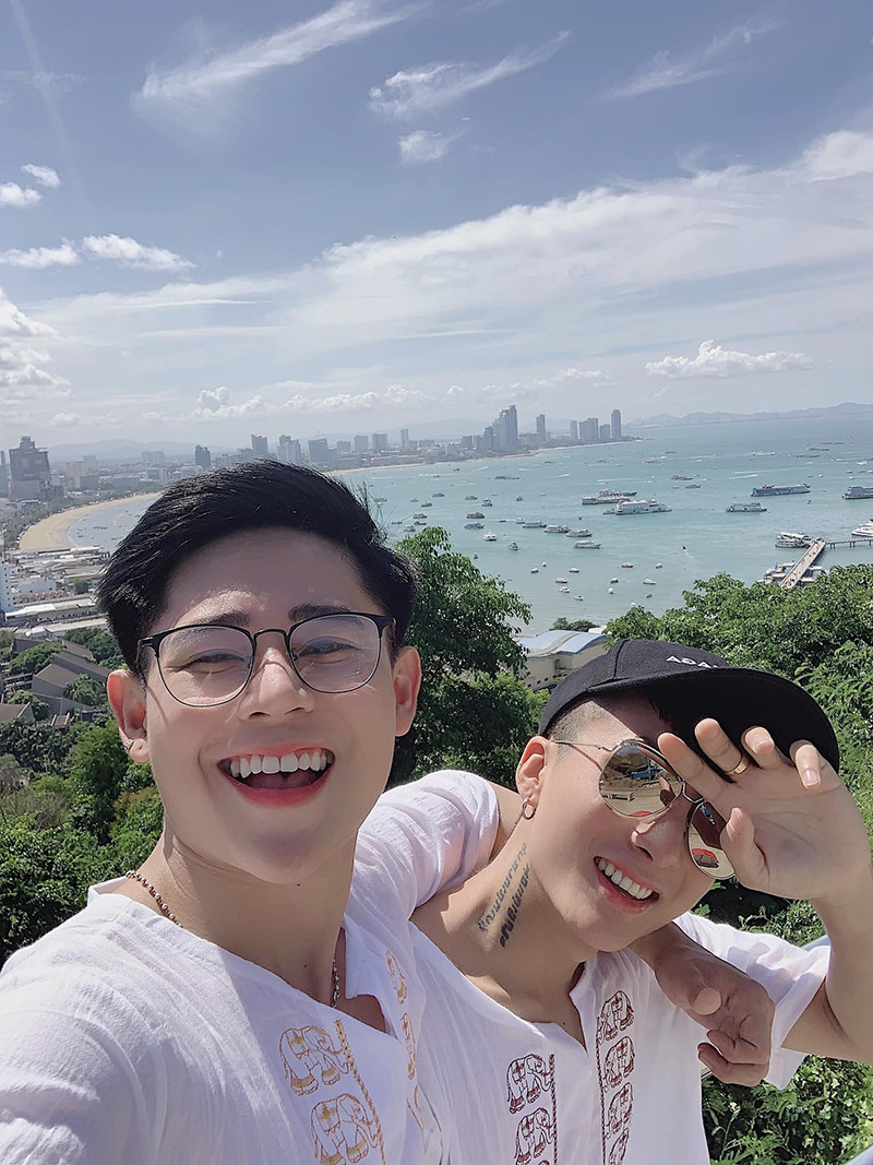 Cặp đôi bên nhau từ ngày cả hai đều chưa có gì trong tay. Hiện tại, Hồng Sơn đã là chủ của một shop quần áo tại TP.HCM, còn Thony là quản lý và thiết kế cho công ty của gia đình.