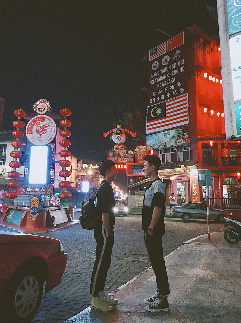 Thời gian bên nhau, cả hai xảy ra không ít mâu thuẫn. Có lần Hồng Sơn ghen khi có người nhắn tin cho người yêu. Tuy nhiên trải qua những chuyện như vậy, họ mới càng hiểu và yêu nhau nhiều hơn.