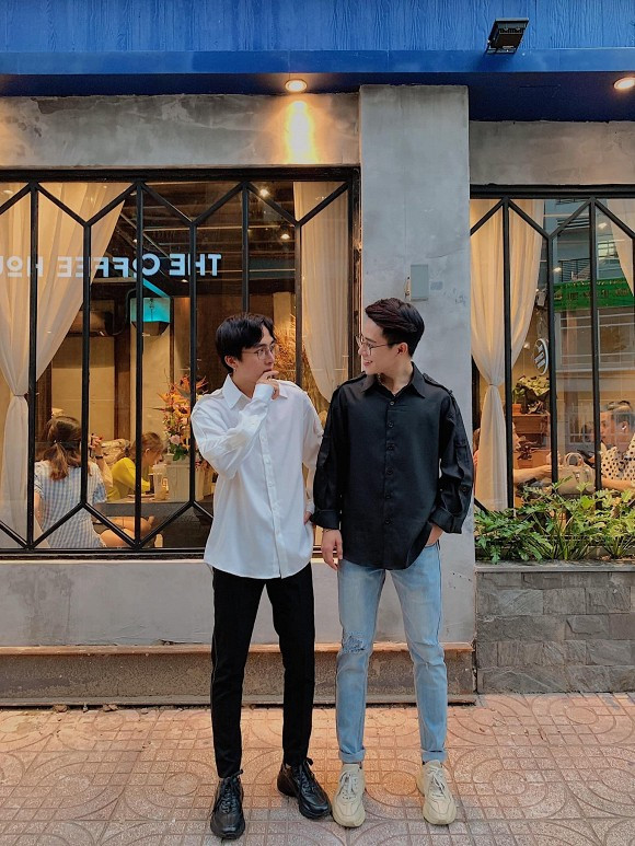 Được biết, cả hai gặp nhau lần đầu tiên ở Đà Lạt và họ đã có 5 năm bên nhau. Bộ ảnh được thực hiện mới đây chính là để kỷ niệm lần đầu gặp gỡ của Hồng Sơn và Hùng Anh.