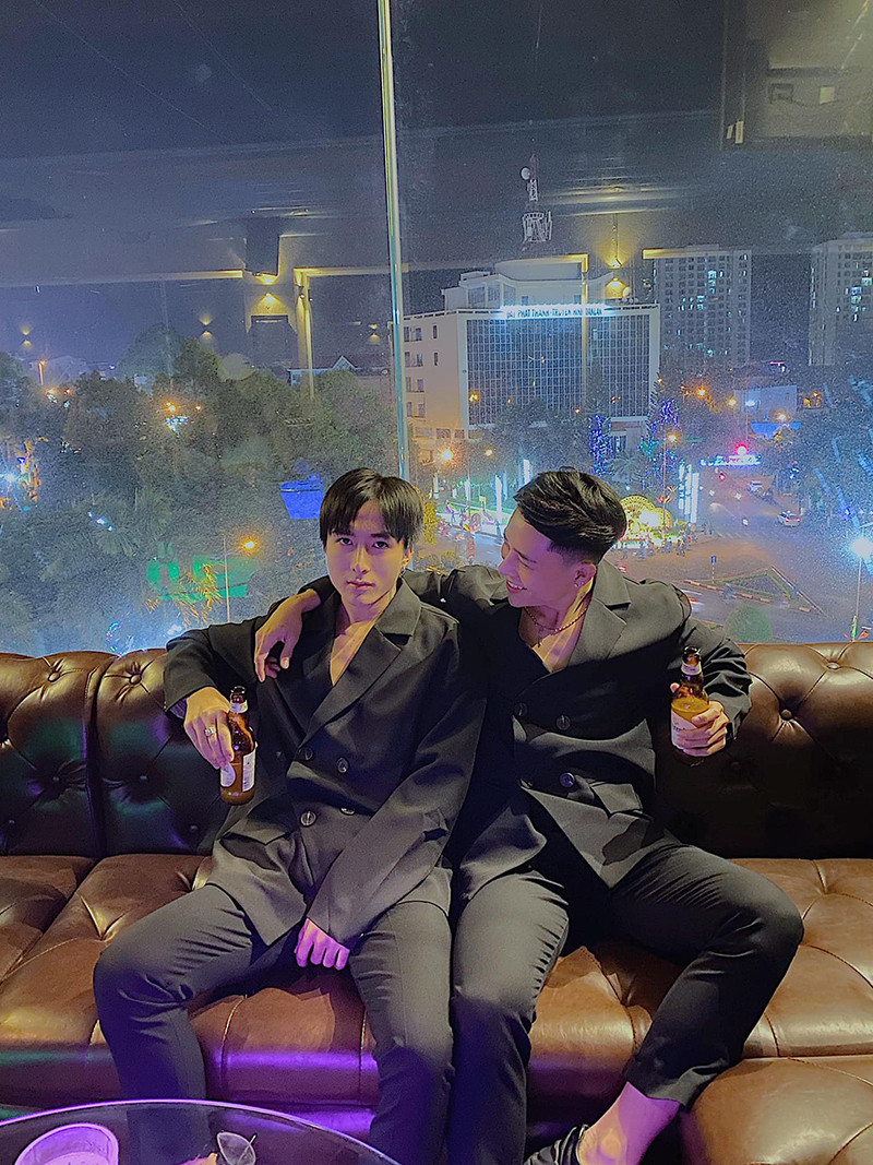 Thời điểm biết được giới tính thật, Hồng Sơn không dám nói với gia đình, cậu công khai với bạn bè và chặn hết Facebook bố mẹ để họ không biết.