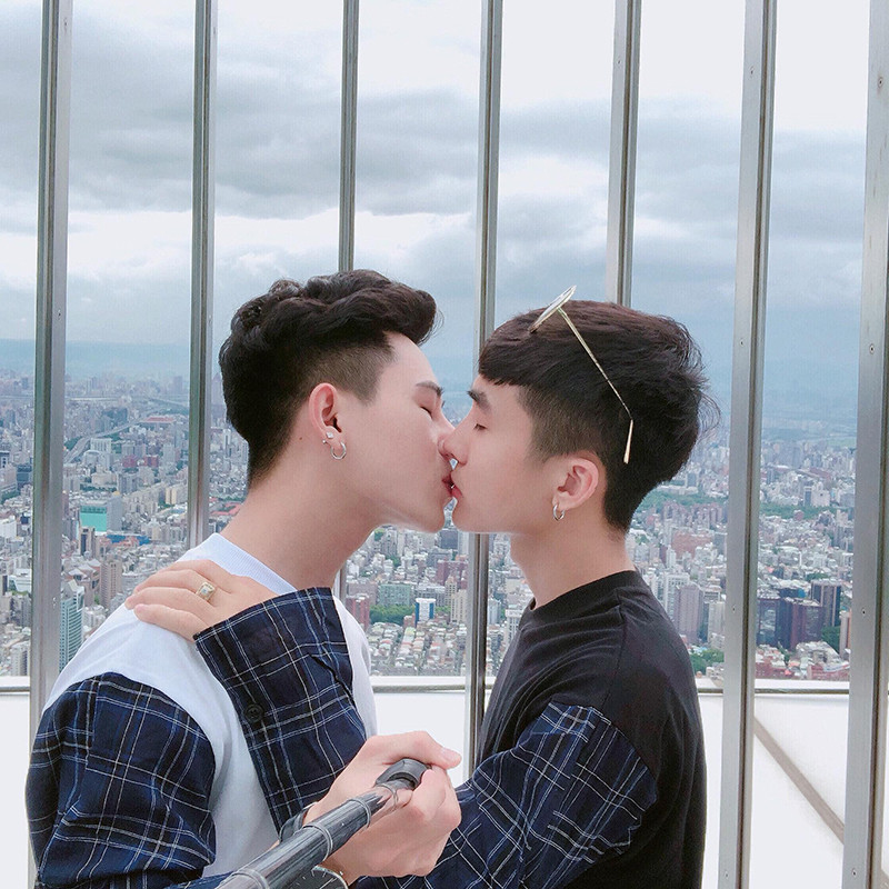 Từng chia sẻ về giới tính thật của mình, Hồng Sơn cho biết từ năm lớp 6-7 cậu vẫn thích con gái. Mãi đến lớp 10-11, cậu mới có cảm giác thích con trai và từ đó chẳng thích đối tượng khác giới nào nữa.