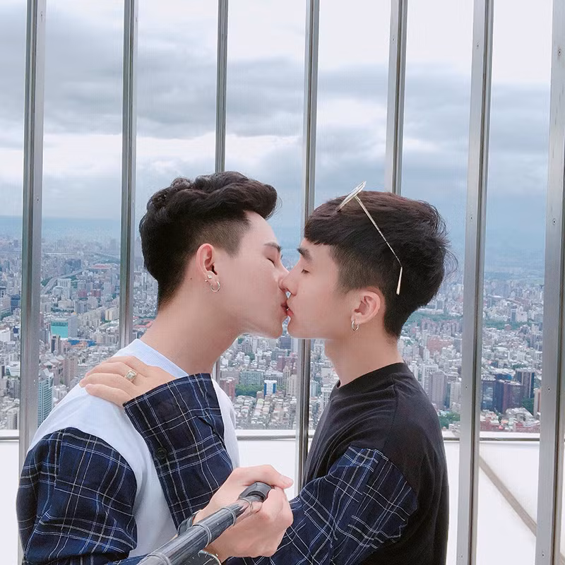 Từng chia sẻ về giới tính thật của mình, Hồng Sơn cho biết từ năm lớp 6-7 cậu vẫn thích con gái. Mãi đến lớp 10-11, cậu mới có cảm giác thích con trai và từ đó chẳng thích đối tượng khác giới nào nữa.