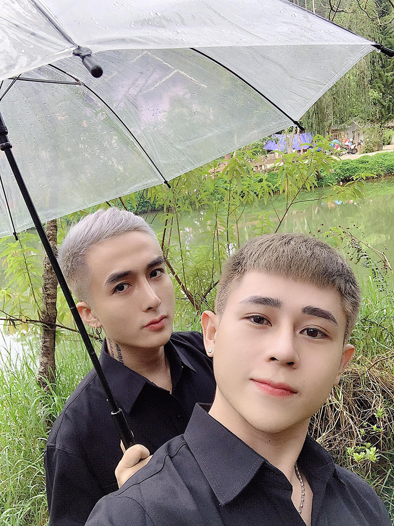 Không giống với Hồng Sơn, Hùng Anh phát hiện ra giới tính của mình từ năm lớp 8-9 khi có cảm tình và thích những hot boy trong trường.