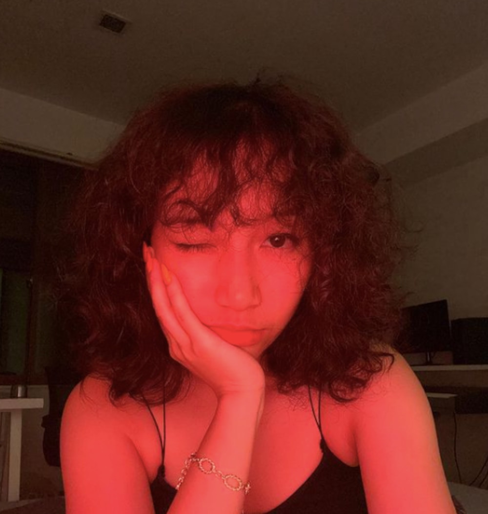 Trước đó, con gái út của Mỹ Linh đã tạo ấn tượng với ngoại hình xinh xắn, có phần rất cá tính. Bên cạnh đó, phong cách âm nhạc sôi động, giàu năng lượng với giọng ca đầy nội lực của cô nàng đã chiếm trọn trái tim khán giả.