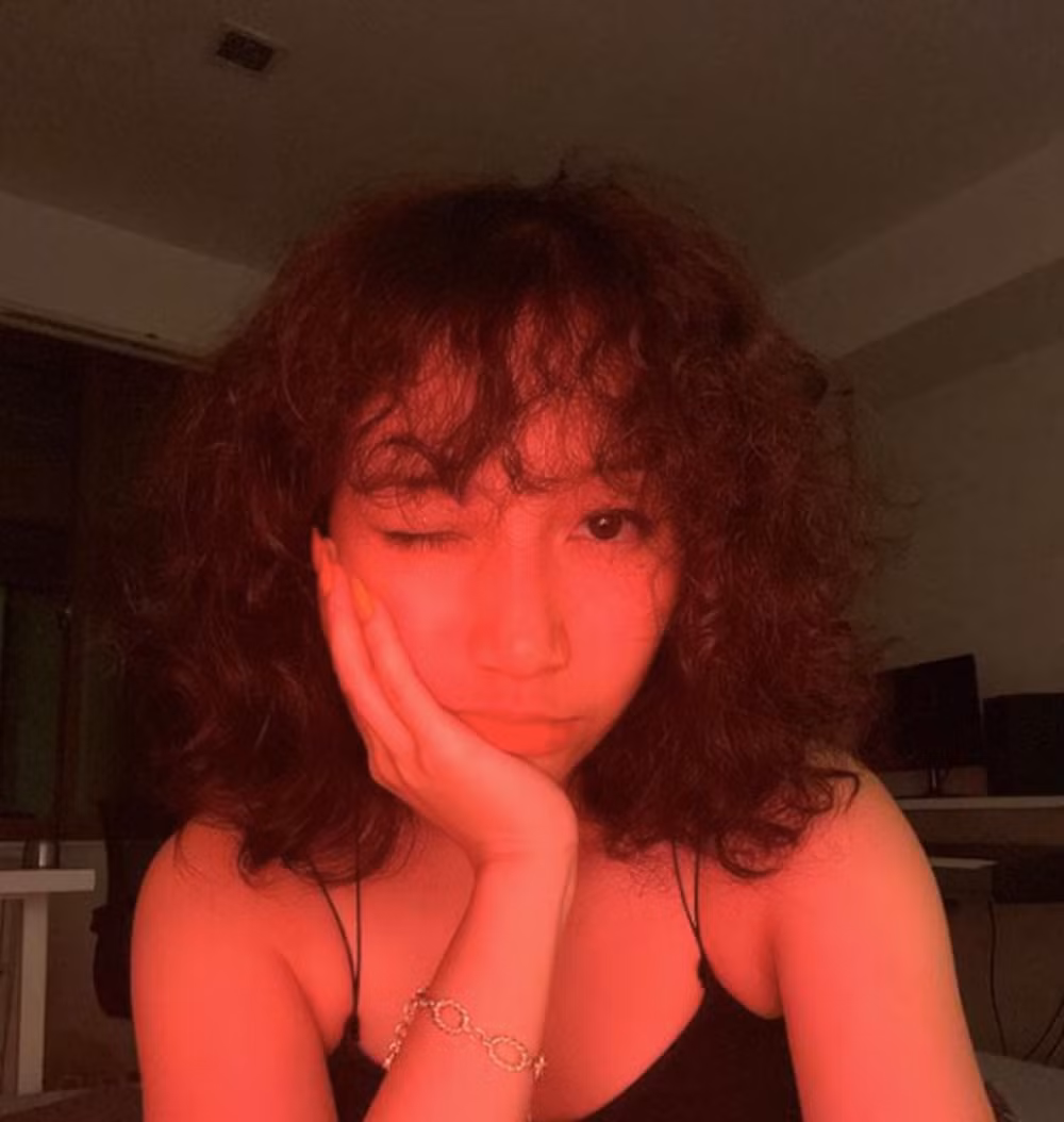 Trước đó, con gái út của Mỹ Linh đã tạo ấn tượng với ngoại hình xinh xắn, có phần rất cá tính. Bên cạnh đó, phong cách âm nhạc sôi động, giàu năng lượng với giọng ca đầy nội lực của cô nàng đã chiếm trọn trái tim khán giả.