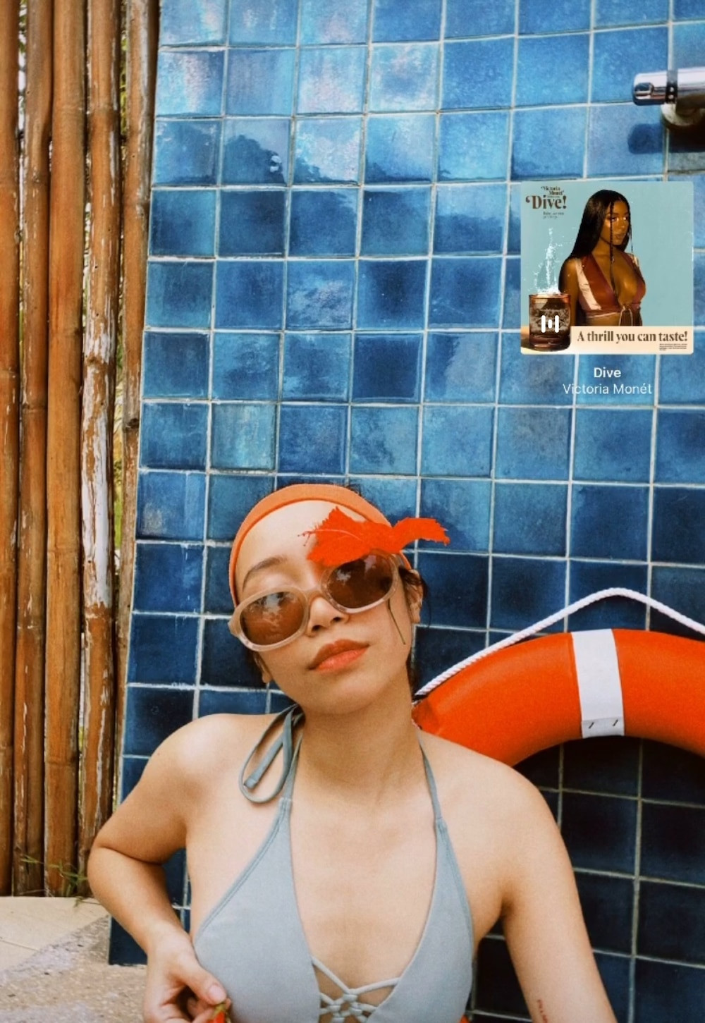 Cô ca sĩ 18 tuổi này đã khiến nhiều người phải "ngất ngây" và không khỏi trầm trồ khi khoe những hình ảnh với bikini vô cùng nuột nà, gợi cảm.