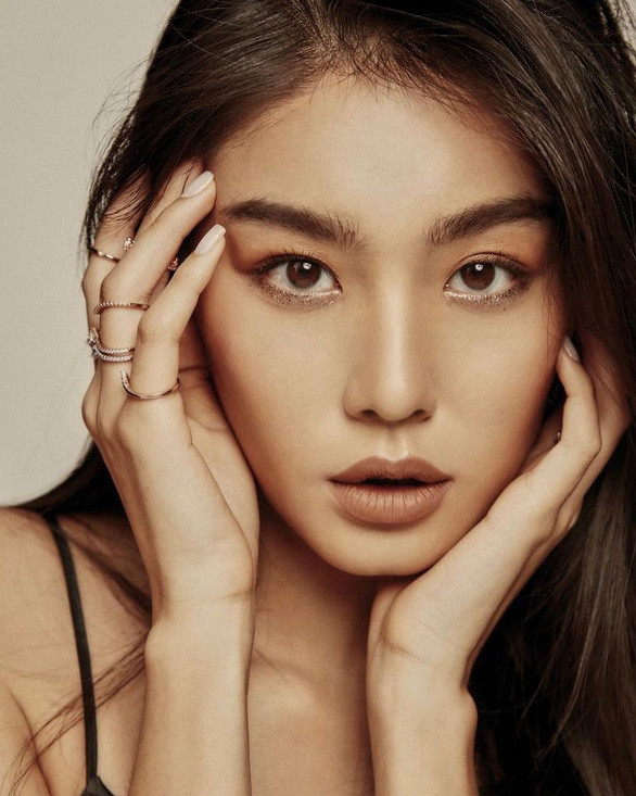 Đặc biệt, nàng rich kid còn biết cách tạo dựng hình ảnh "con nhà giàu" thông qua các bức ảnh dùng hàng hiệu, vui chơi ở các địa điểm sang trọng.