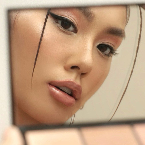 Có bố mẹ là người Việt nhưng Thảo Nhi Lê sinh ra tại Đức và sống ở Đức. Cô đam mê thời trang và theo học ngành Thời trang bán lẻ quốc tế của Đại học Reutlingen, Đức.