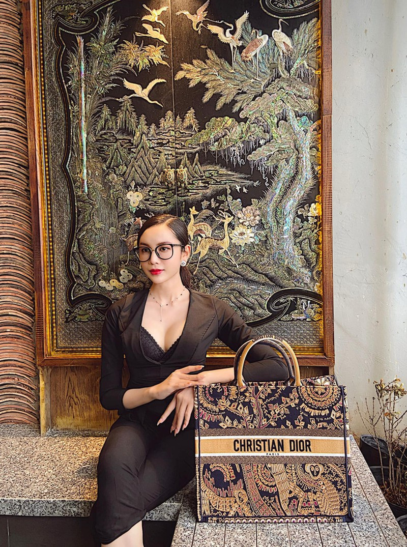 Nhìn lại một số hình ảnh cũ của Lương Mỹ Kỳ, không khó để nhận ra cô nàng thường xuyên sử dụng kiểu tạo dáng phô diễn ba vòng cơ thể một cách triệt để nhất.