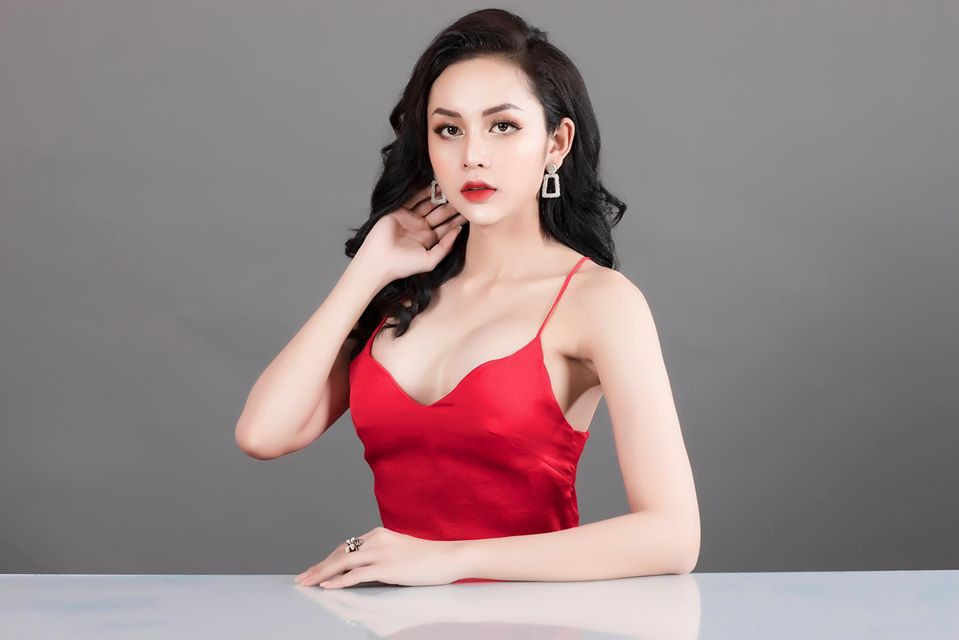 Công khai chuyển giới vào cuối năm 2019, đến hiện tại Lương Mỹ Kỳ đã sở hữu khuôn mặt vô cùng nữ tính và body siêu nóng bỏng.