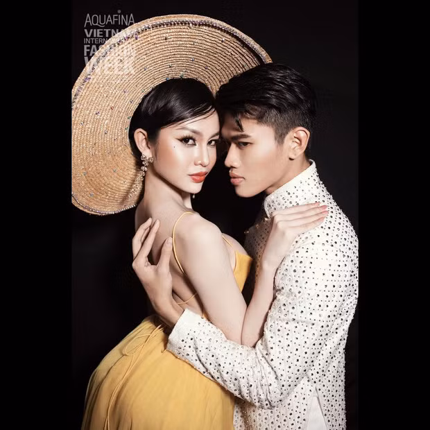 Mới đây, một bức ảnh được chụp ở hậu trường Vietnam International Fashion Week 2020 được Lương Mỹ Kỳ đăng lên trang cá nhân đã nhận được vài ý kiến trái chiều. Theo đó, nhiều người cho rằng mỹ nhân chuyển giới này đang lạm dụng quá phần mềm chỉnh ảnh nên vòng 3 to bất thường, đến mức... mất lưng của người đẹp.