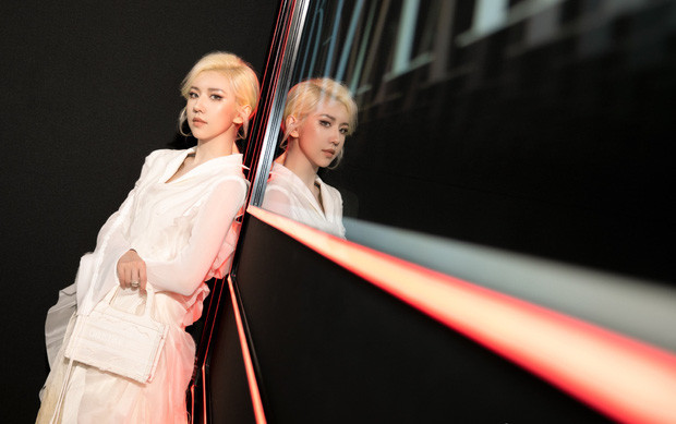 "Nữ thần” TikTok thế hệ mới khuấy đảo mạng xứ Trung là ai? Tiểu Hoả Long sinh năm 1997 tại thành phố Tế Nam, tỉnh Sơn Đông là cái tên mới nổi trong cộng đồng TikTok xứ Trung.