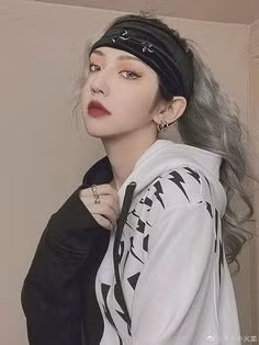 Theo dõi trang TikTok của Tiểu Hỏa Long dễ dàng nhận ra cô nàng có sở thích biến hóa phong cách, khi thì quyến rũ, khi lại ngọt ngào, dễ thương,...