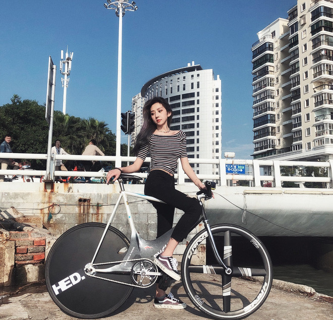 Mỗi khi xuất hiện, phong cách ăn mặc của Tiểu Hoả Long đều ngay lập tức trở thành xu hướng hot được nhiều bạn trẻ học hỏi.