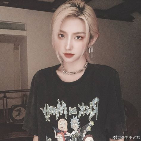 Kể từ khi tham gia vào MXH TikTok Hỏa Long mới bắt đầu thay đổi phong cách, chuyển sang hình tượng ngầu như hiện tại.