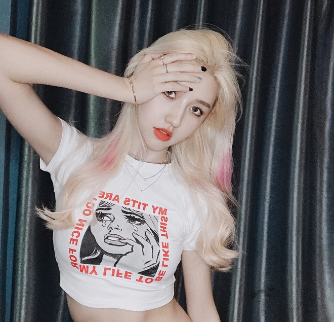 Với chiều cao hơn 1,7m, mọi bộ trang phục được cô mặc trên người đều trở nên đẹp đẽ, hút mắt. Ảnh: Tổng hợp