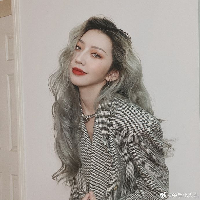 Tiểu Hỏa Long từng chia sẻ, phong cách của cô trước đây là nữ tính, nhẹ nhàng, và cô nàng từng theo học tại Học viện Sư phạm Hồ Bắc.