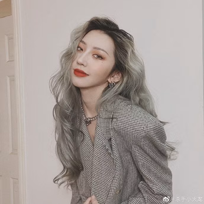 Tiểu Hỏa Long từng chia sẻ, phong cách của cô trước đây là nữ tính, nhẹ nhàng, và cô nàng từng theo học tại Học viện Sư phạm Hồ Bắc.