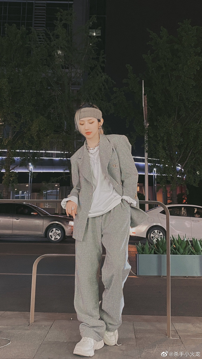 Những clip TikTok của cô gái này phần lớn đều được quay theo hot trend "hất tóc biến hình" thịnh hành hiện nay. Dù không quá mới mẻ thế nhưng vì nhan sắc xinh đẹp của cô nàng nên vẫn thu hút được lượng theo dõi đông đảo.