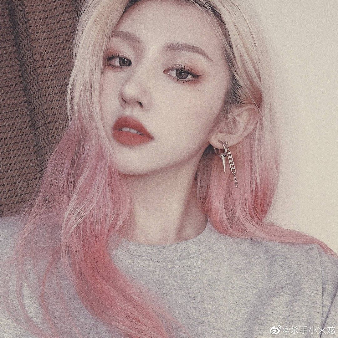 Cô không chỉ sở hữu ngoại hình cuốn hút, thần thái cool ngầu cá tính, ngoài ra chính phong cách biến hoá đa dạng của cô là một điểm cộng giúp nàng hot girl nhanh chóng thu hút sự chú ý của người hâm mộ.