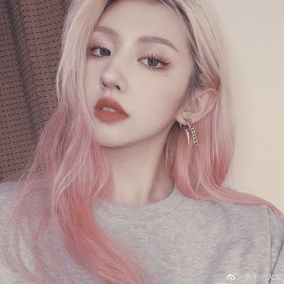 Cô không chỉ sở hữu ngoại hình cuốn hút, thần thái cool ngầu cá tính, ngoài ra chính phong cách biến hoá đa dạng của cô là một điểm cộng giúp nàng hot girl nhanh chóng thu hút sự chú ý của người hâm mộ.