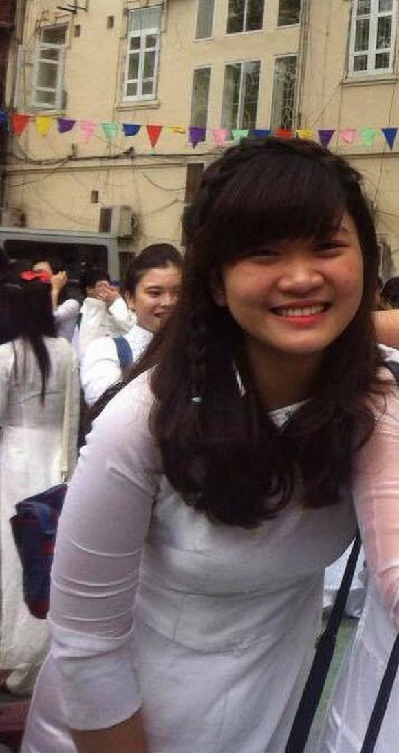 Nếu như hiện tại cô nàng là 1 hot girl mặt xinh, dáng nóng bỏng nhất nhì làng TikTok Việt thì loạt ảnh quá khứ lại cho thấy làn da ngăm đen, gương mặt bầu bĩnh, vóc dáng mũm mĩm.