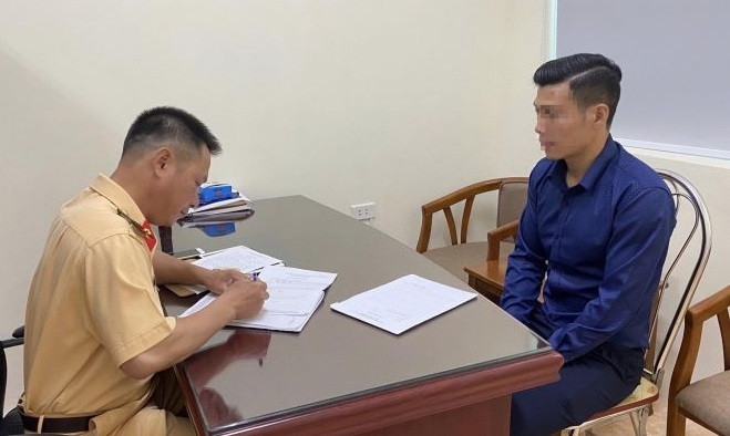 Tai xe di nguoc chieu cao toc Ha Noi – Thai Nguyen bi phat 17 trieu