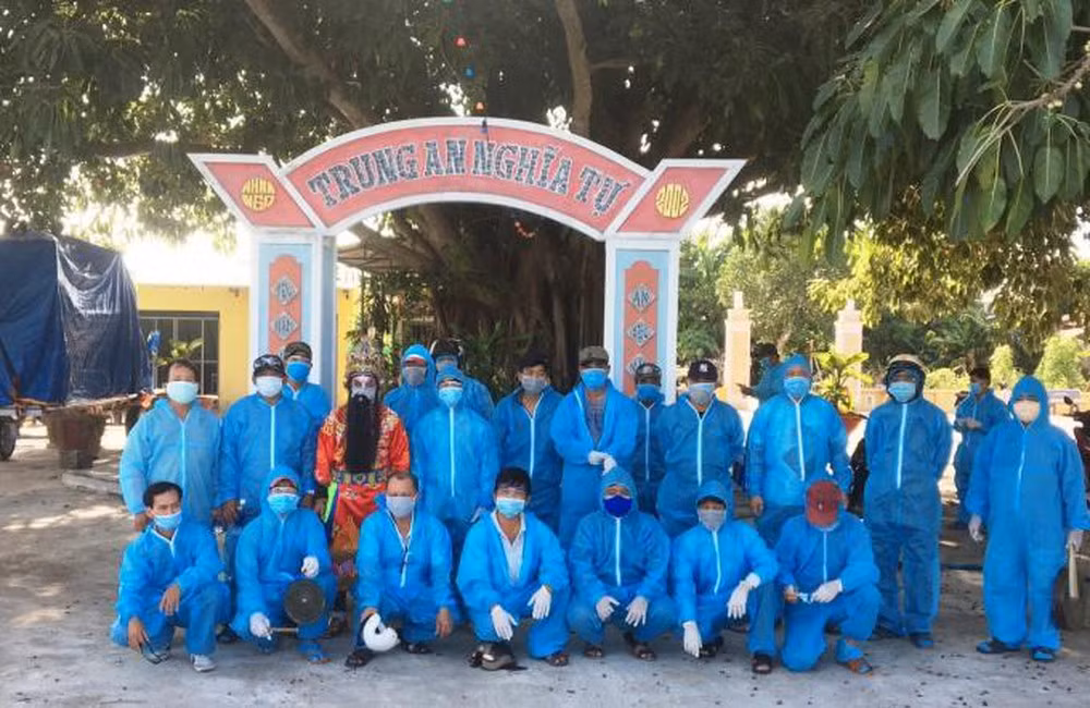 Xuc dong hinh anh hang chuc nguoi mac do bao ho dua tang o Quang Nam