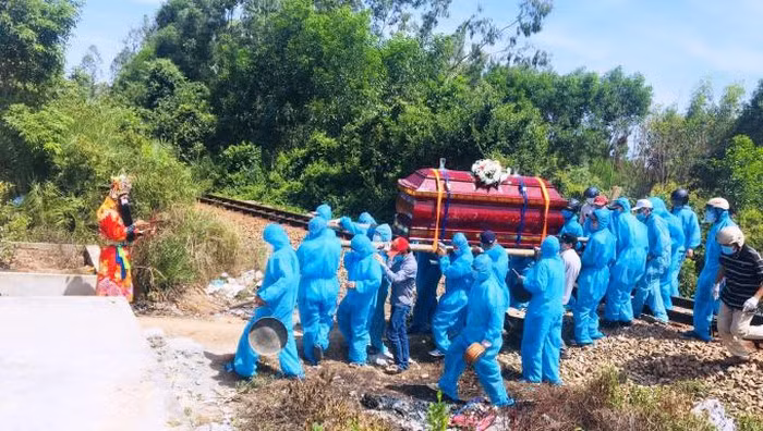 Xuc dong hinh anh hang chuc nguoi mac do bao ho dua tang o Quang Nam-Hinh-2