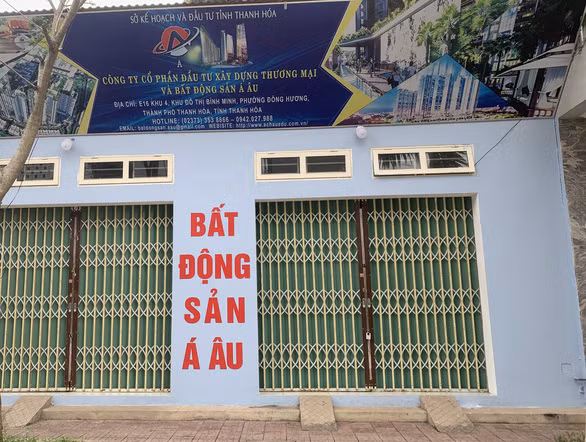 3. Đình chỉ vụ án đầu độc rượu có xyanua: Công an tỉnh Thanh Hóa đã đình chỉ điều tra vụ án hình sự liên quan đến vụ bỏ chất độc xyanua vào rượu, làm chi cục trưởng Chi cục Thi hành án dân sự TP Thanh Hóa tử vong, do người bỏ xyanua vào rượu là ông Trần Xuân Minh đã chết do uống rượu độc tự tử. Ông Minh vì nghi ngờ vợ có quan hệ tình cảm với người khác nên đã pha chất độc vào rượu.