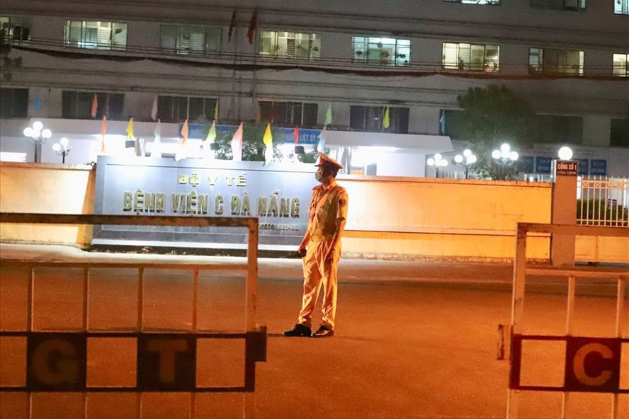 5. Bệnh viện C Đà Nẵng giải phong tỏa ngày 8/8: Bộ Y tế vừa có văn bản gửi Bệnh viện C Đà Nẵng yêu cầu khẩn trương thực hiện các biệp pháp để giải phong tỏa bệnh viện này vào 0h ngày 8/8. Đây là nơi ghi nhận ca dương tính đầu tiên với virus SARS-CoV-2 trong đợt dịch lần này nhưng từ ngày 1/8 đến nay, Bệnh viện C Đà Nẵng không còn ca mắc COVD-19 nào được điều trị.