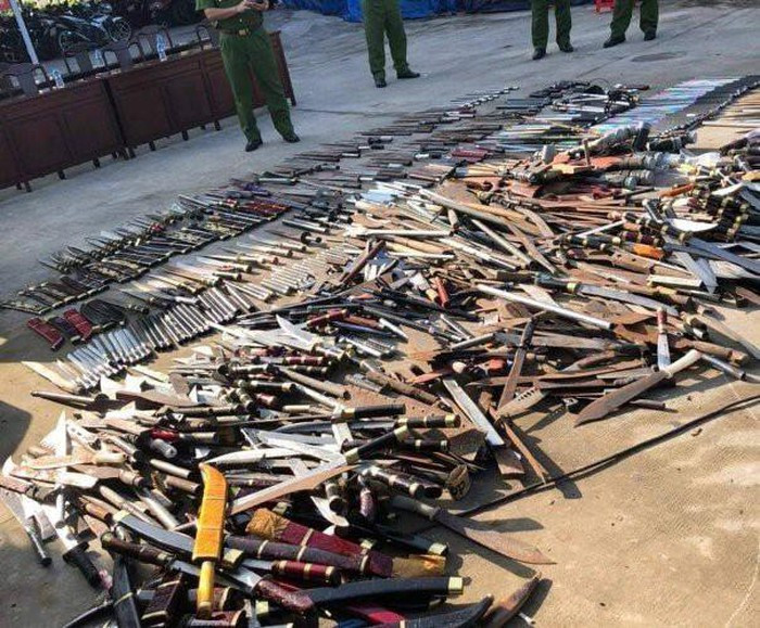 8. Nung chảy hơn một nghìn hung khí: Công an TX Bến Cát (Bình Dương) tổ chức tiêu hủy gần 1.000 hung khí của đối tượng tội phạm và người dân tự giác giao nộp. Số hung khí tiêu hủy gồm: 462 đao; mã tấu; 210 gậy 3 khúc; 197 cây kiếm; 36 dùi cui điện…; một số bộ phận linh kiện để lắp ráp súng săn. Từng loại được cắt nhỏ, sau đó chuyển sang lò nung nấu tan chảy, không thể tái sử dụng.