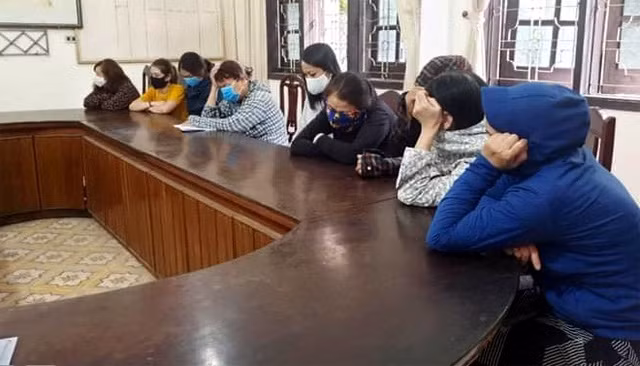  9. Biến nhà riêng thành boong ke đánh bạc: Công an thị xã Cửa Lò (Nghệ An) cho biết, đơn vị đang tạm giữ hình sự 6 người phụ nữ để làm rõ hành vi “Đánh bạc” và “Tổ chức đánh bạc”, thu giữ 100 triệu đồng, 10 bộ bài, nhiều điện thoại. Nguyễn Thị Hoa là chủ sới bạc để thu tiền hồ, vừa tham gia đánh bạc. Hoa biến nhà riêng thành "boong ke” với hệ thống cửa sổ, ô thông gió kiên cố 2 lớp song sắt, lắp camera và xích chó dữ trước nhà. 