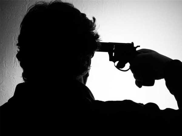  1. Vì tình, thanh niên dùng súng tự bắn vào đầu:Khoa cấp cứu Bệnh viện Đa khoa tỉnh Khánh Hòa tiếp nhận bệnh nhân X. trong tình trạng bị thương nặng ở đầu. Thông tin ban đầu từ Công an TP Nha Trang, do buồn chuyện tình cảm, nên X. đã dùng súng ngắn, loại tự chế tự bắn vào đầu mình. Toàn bộ sự việc được X. dùng điện thoại tự ghi lại.