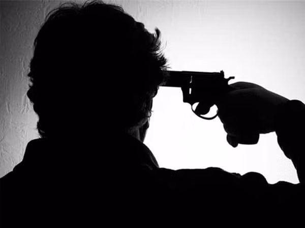  1. Vì tình, thanh niên dùng súng tự bắn vào đầu:Khoa cấp cứu Bệnh viện Đa khoa tỉnh Khánh Hòa tiếp nhận bệnh nhân X. trong tình trạng bị thương nặng ở đầu. Thông tin ban đầu từ Công an TP Nha Trang, do buồn chuyện tình cảm, nên X. đã dùng súng ngắn, loại tự chế tự bắn vào đầu mình. Toàn bộ sự việc được X. dùng điện thoại tự ghi lại.