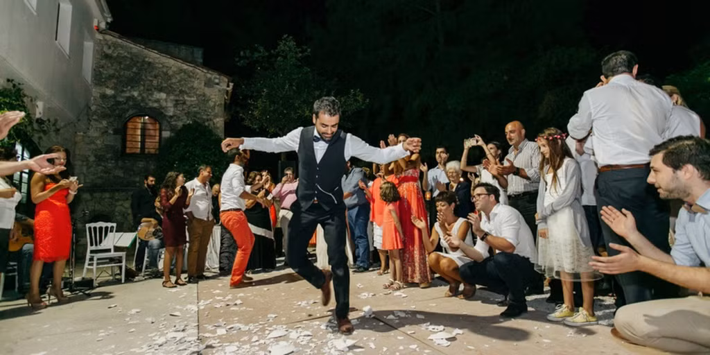  Polterabend - Đập vỡ bát đĩa trước đám cưới ở Đức: Trước lễ cưới vài tuần, gia đình, bạn bè của cô dâu, chú rể sẽ cùng nhau đập vỡ bát đĩa. Sau đó, cặp đôi mới cưới phải dọn dẹp mớ hỗn lộn đó. Người dân ở đây quan niệm bằng cách này, cô dâu và chú rể có thể học cách giúp đỡ và đồng hành cùng nhau trong thời điểm khó khăn. Số lượng bát đĩa phải dọn càng lớn thì sự lành lặn trong quan hệ vợ chồng càng bền vững. Ảnh: Jeanne_Michalis.