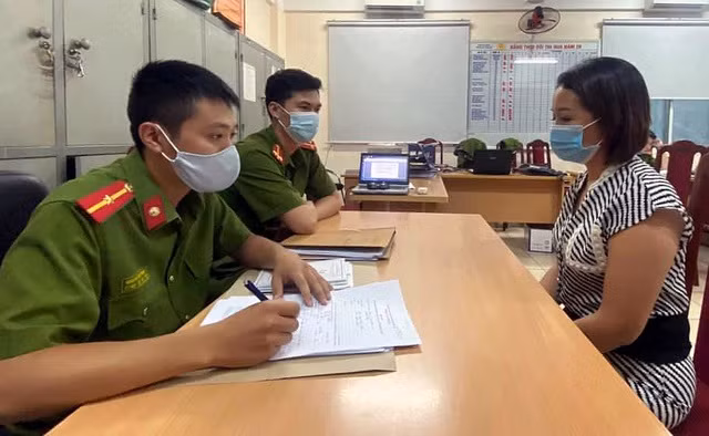  7. “Nữ quái” dùng nam châm phá “chip” trộm cắp trong siêu thị: Công an quận Đống Đa vừa bắt giữ Vũ Thị Hương (SN 1979, trú tại Niệm Nghĩa, Lê Chân, Hải Phòng). 10/2018, Vũ Thị Hương rủ bạn lên Hà Nội, đến siêu thị dùng nam châm phá chip gắn trên hàng hóa. Lợi dụng nhân viên siêu thị sơ hở, hai đối tượng giấu hàng hóa vào trong váy rồi mang ra ngoài. Cả hai sau đó bỏ trốn nên công an ra lệnh truy nã và bắt lại vào ngày 17/8. 