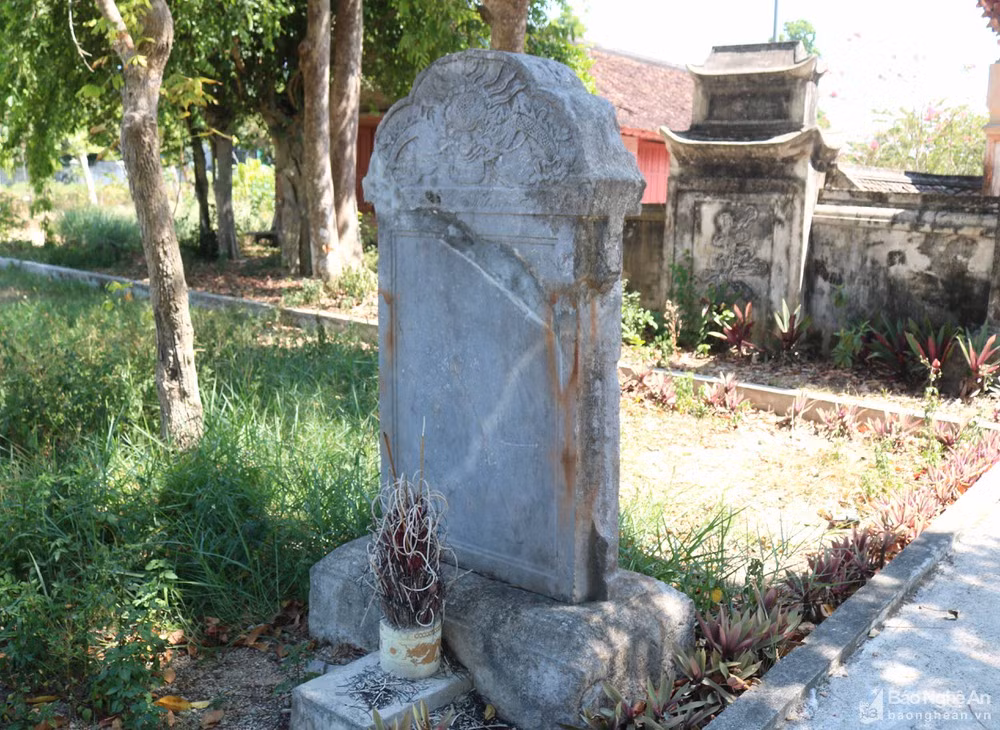 Trước cổng đền Cả còn có tấm bia cổ kích thước lớn. Theo cụ thủ từ của đền, nội dung văn bia phản ánh truyền thống hiếu học cũng như việc xây dựng các công trình văn hóa của làng xưa như đền, chùa... Ảnh: Huy Thư